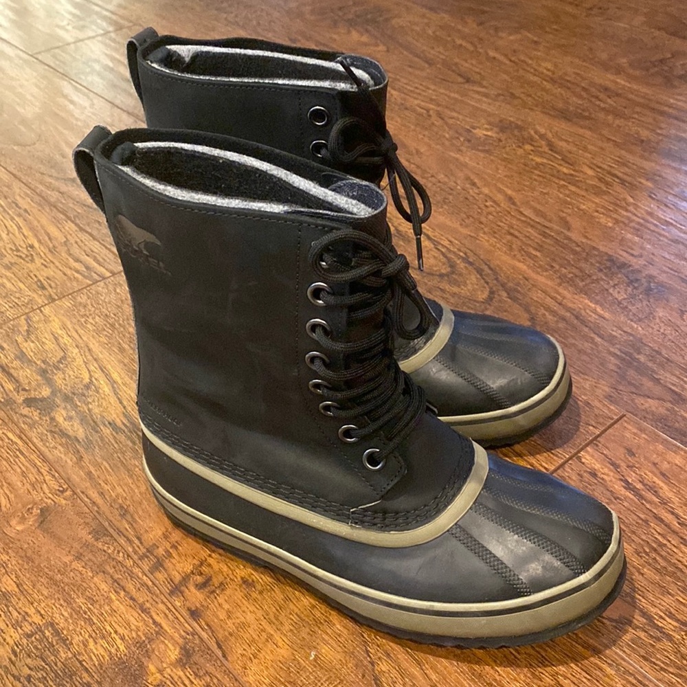 Sorel men size 8.5 black snow boot gently worn